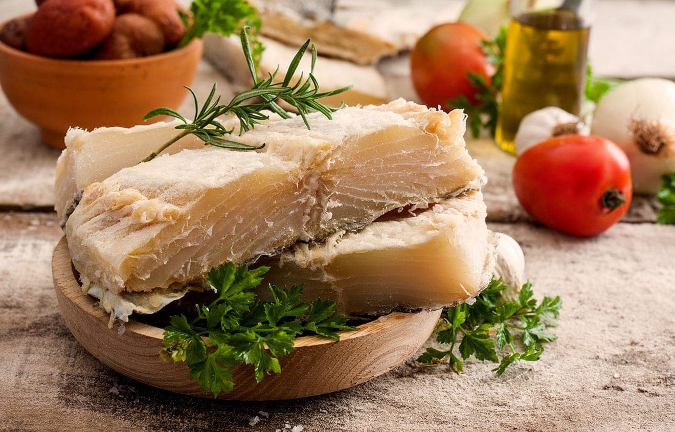 Movimento intenso no Cadeg durante a Semana Santa: tradição do peixe na mesa dos cariocas mantém o bacalhau como estrela, apesar da busca por opções mais econômicas.