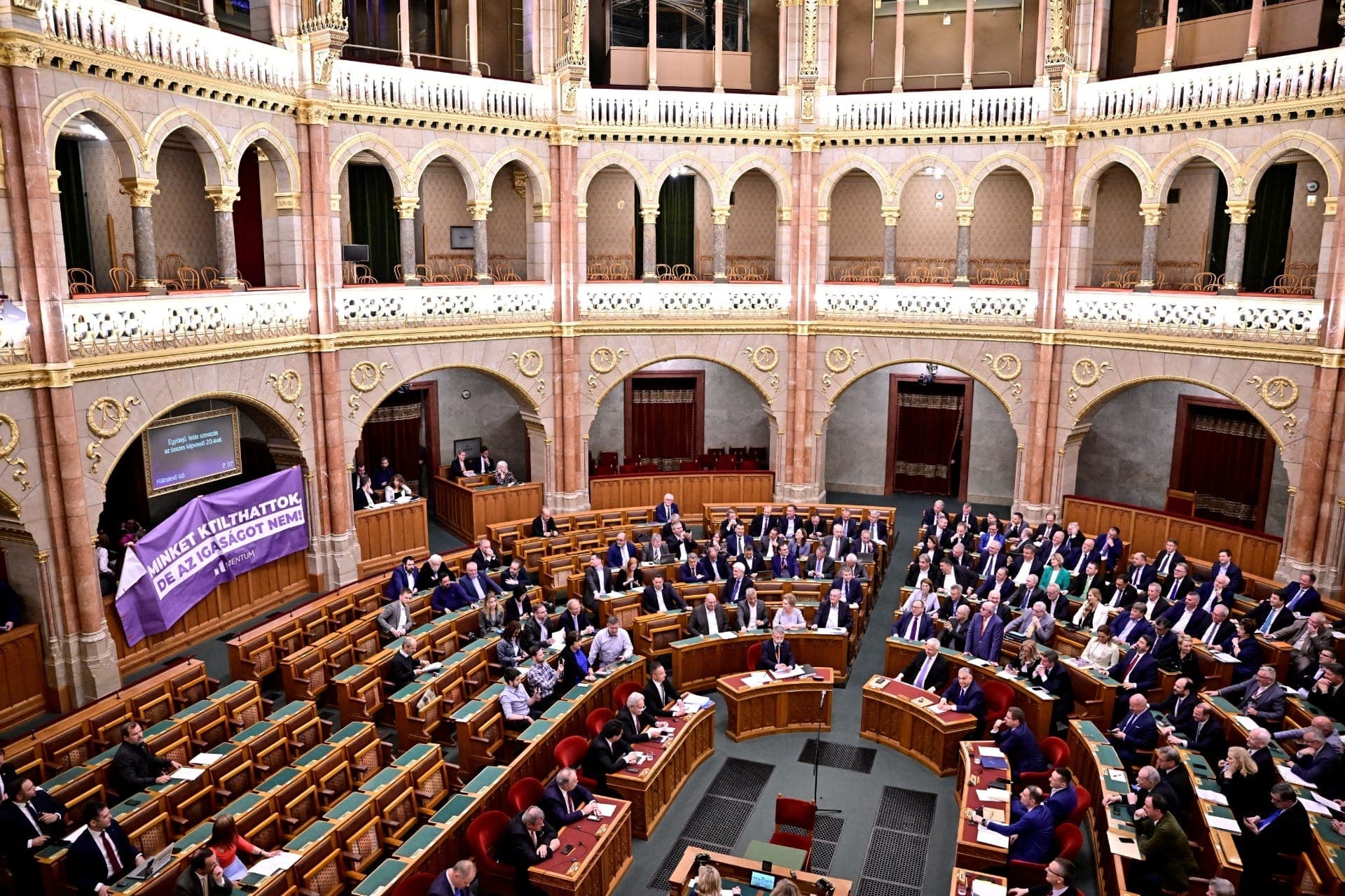Parlamento húngaro aprovou lei anti-LGBTQIAPN+