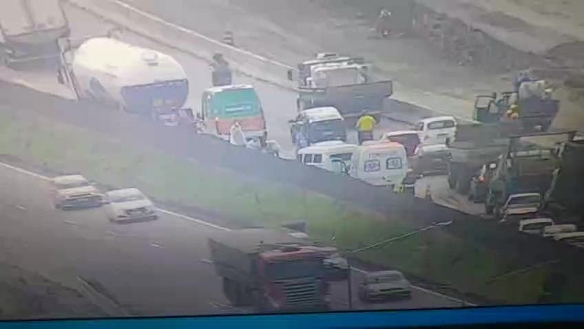 Colisão entre caminhão e carro causa capotamento e interdita faixa na Via Dutra