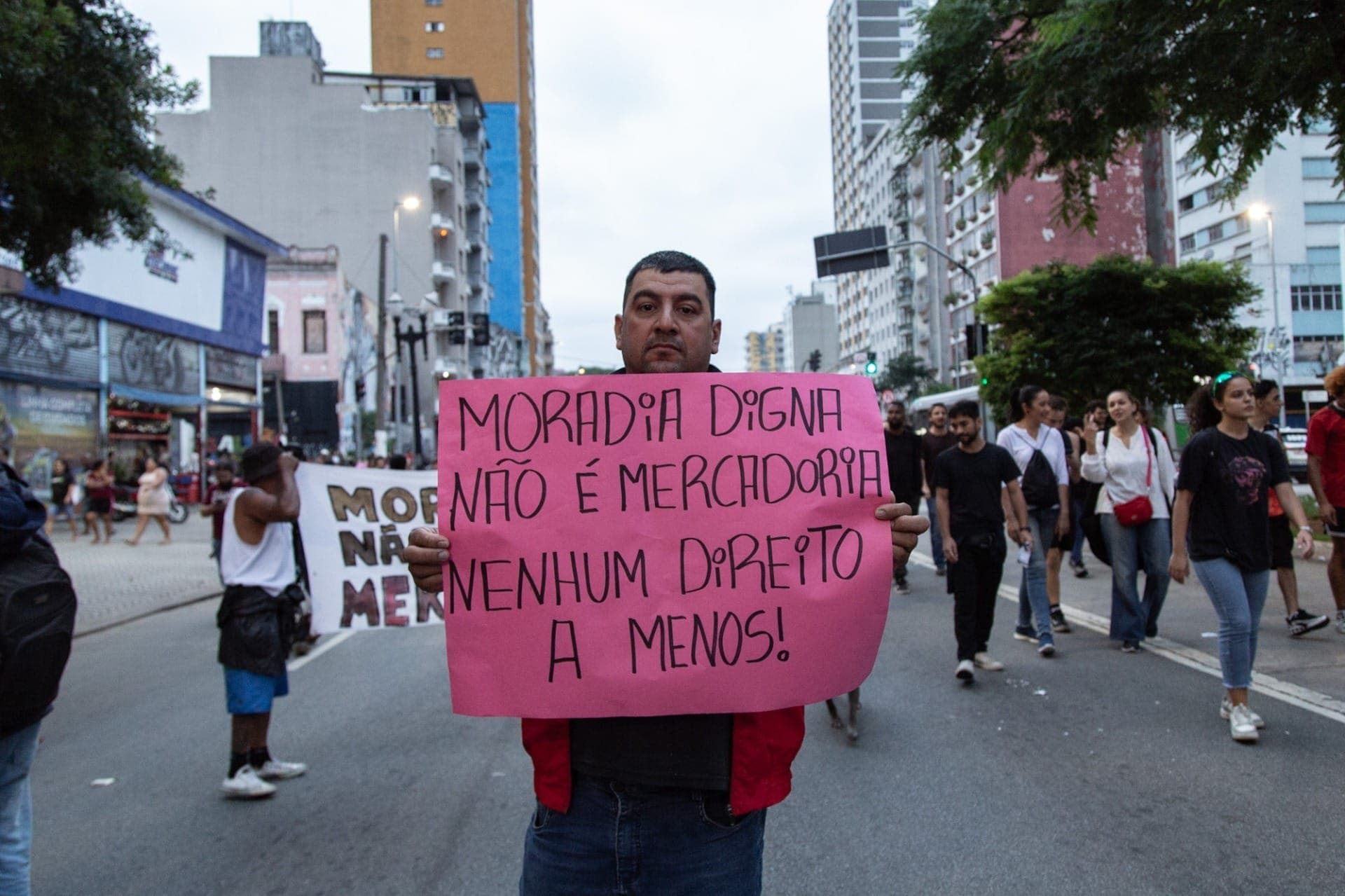 Manifestantes pedem moradia digna