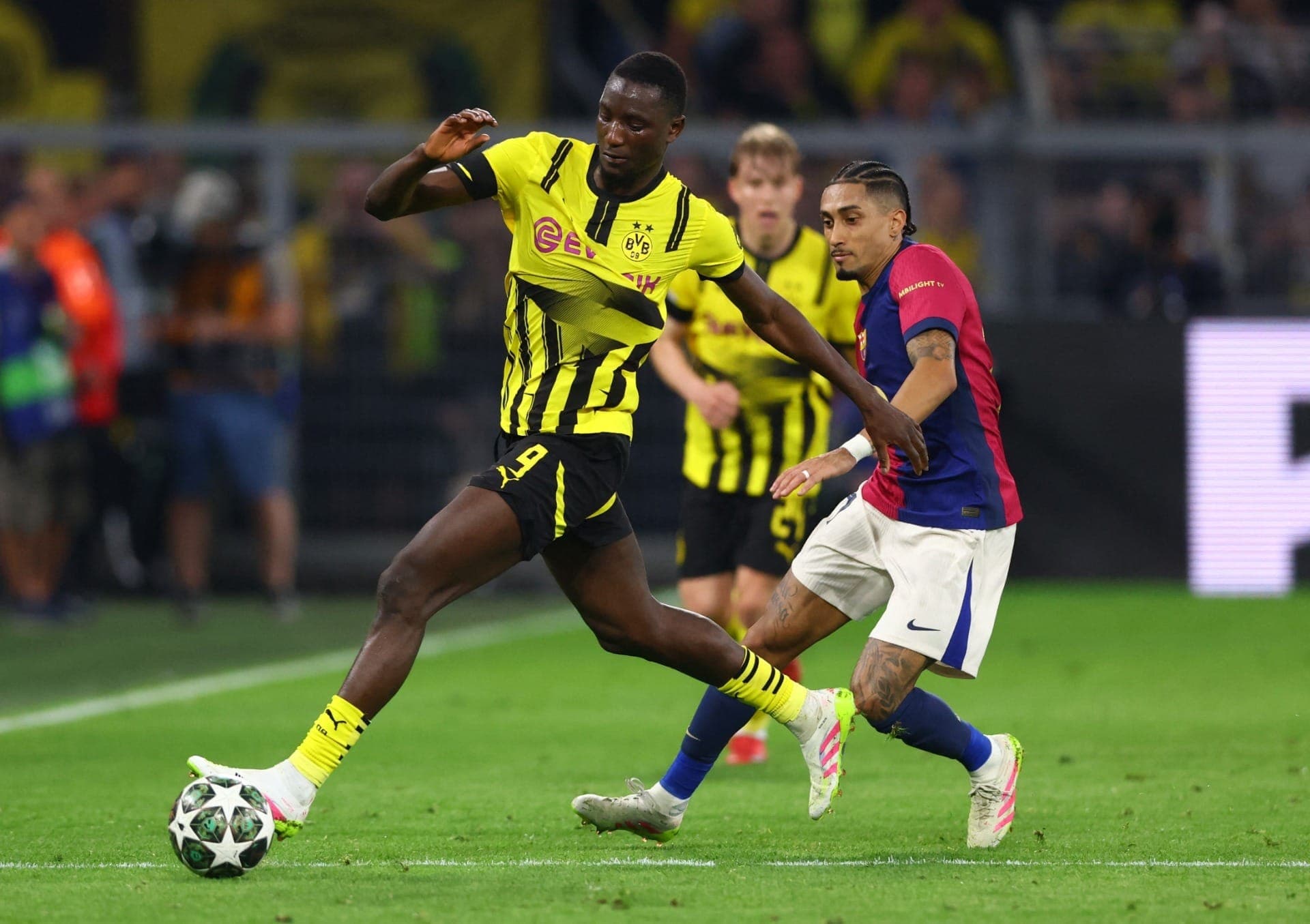 Raphinha foi bem marcado contra o Dortmund