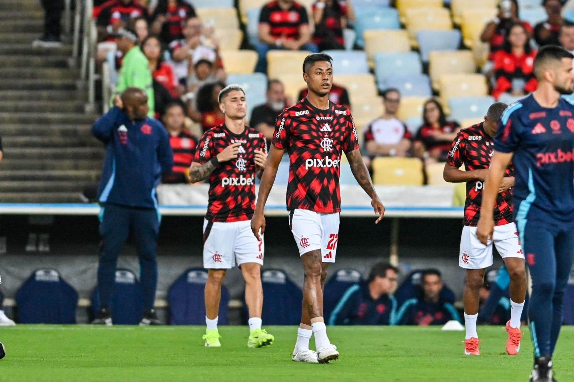 Bruno Henrique no aquecimento antes do jogo contra o Juventude