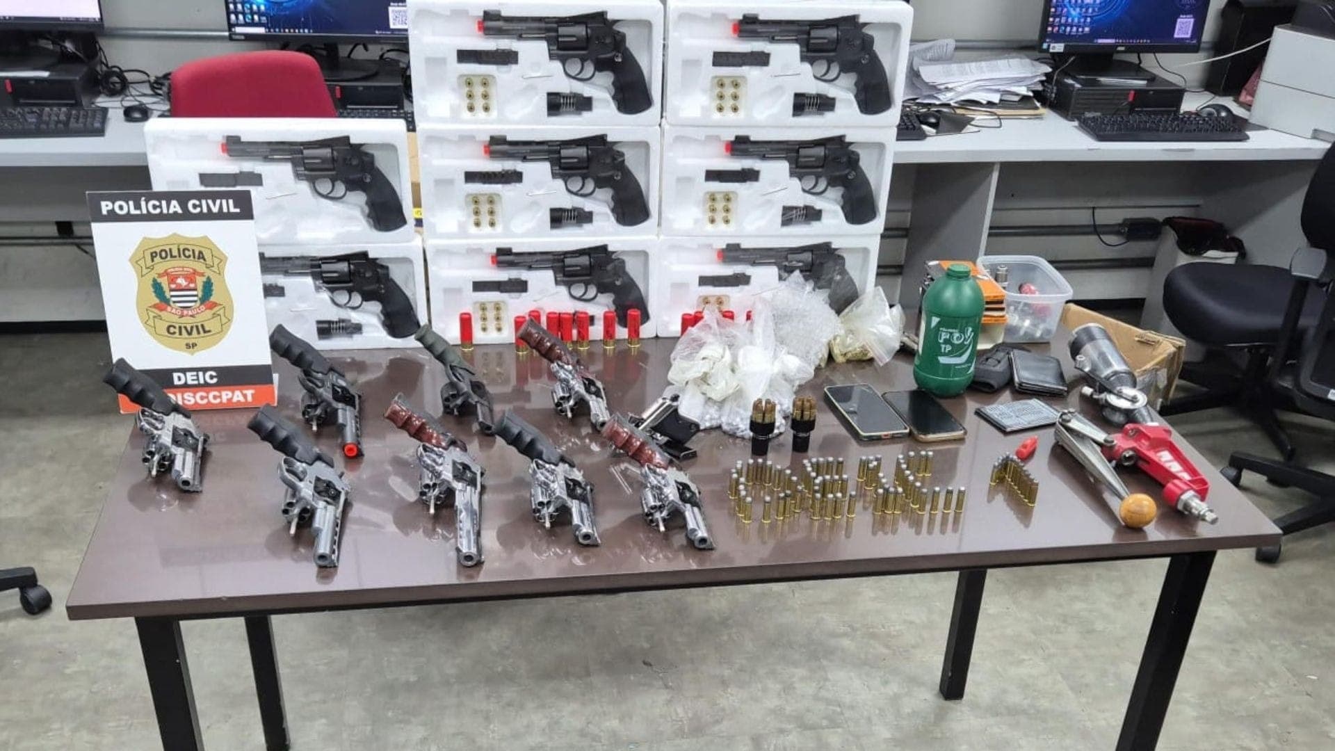 Armas foram apreendidas com o homem