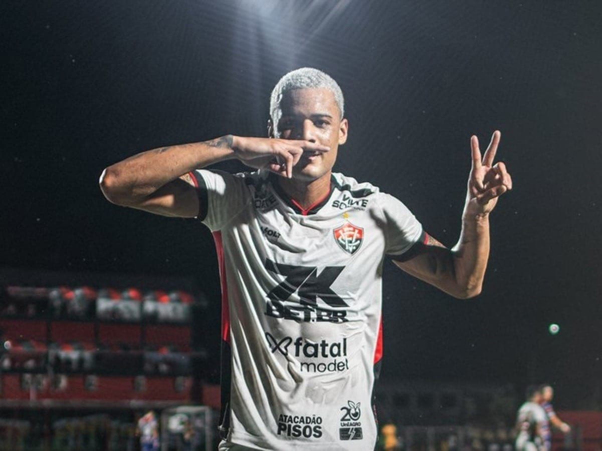 Janderson comemora gol do Vitória