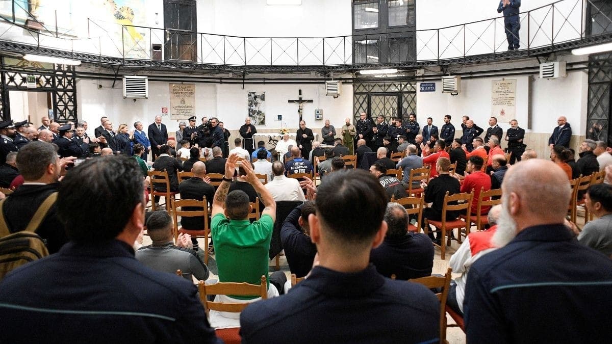 Papa Francisco visita presídio em Roma 