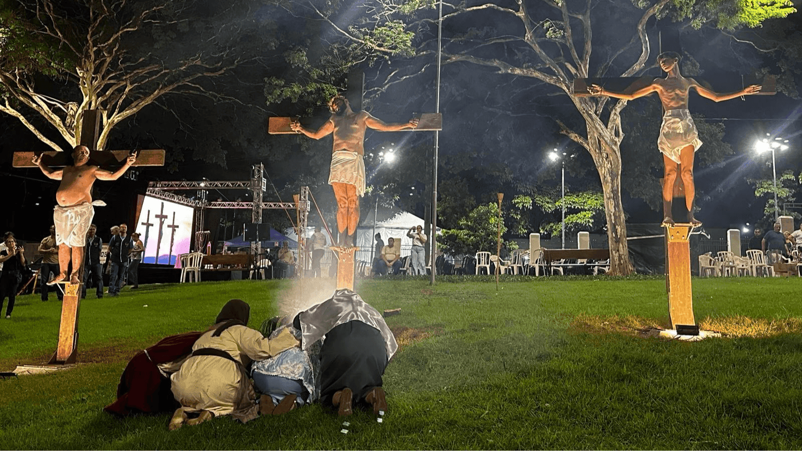 Com encenação da Paixão de Cristo e celebrações