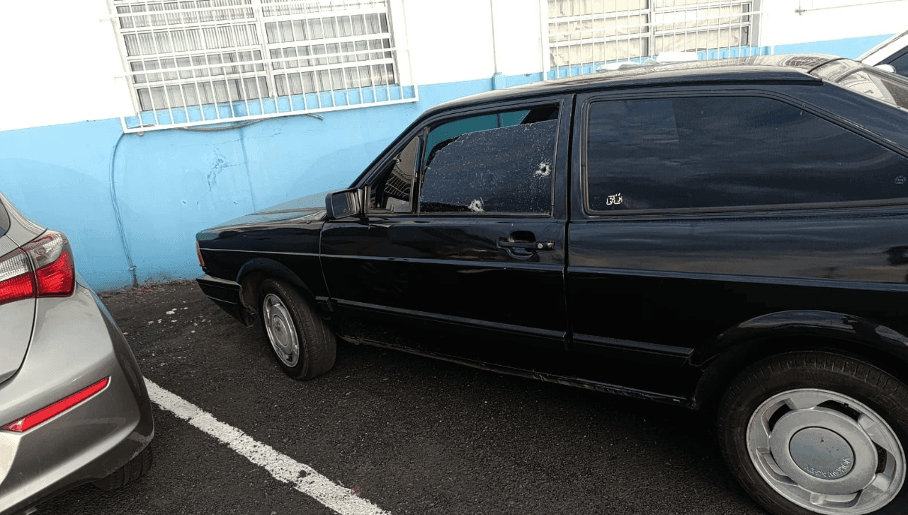O carro alvo dos disparos