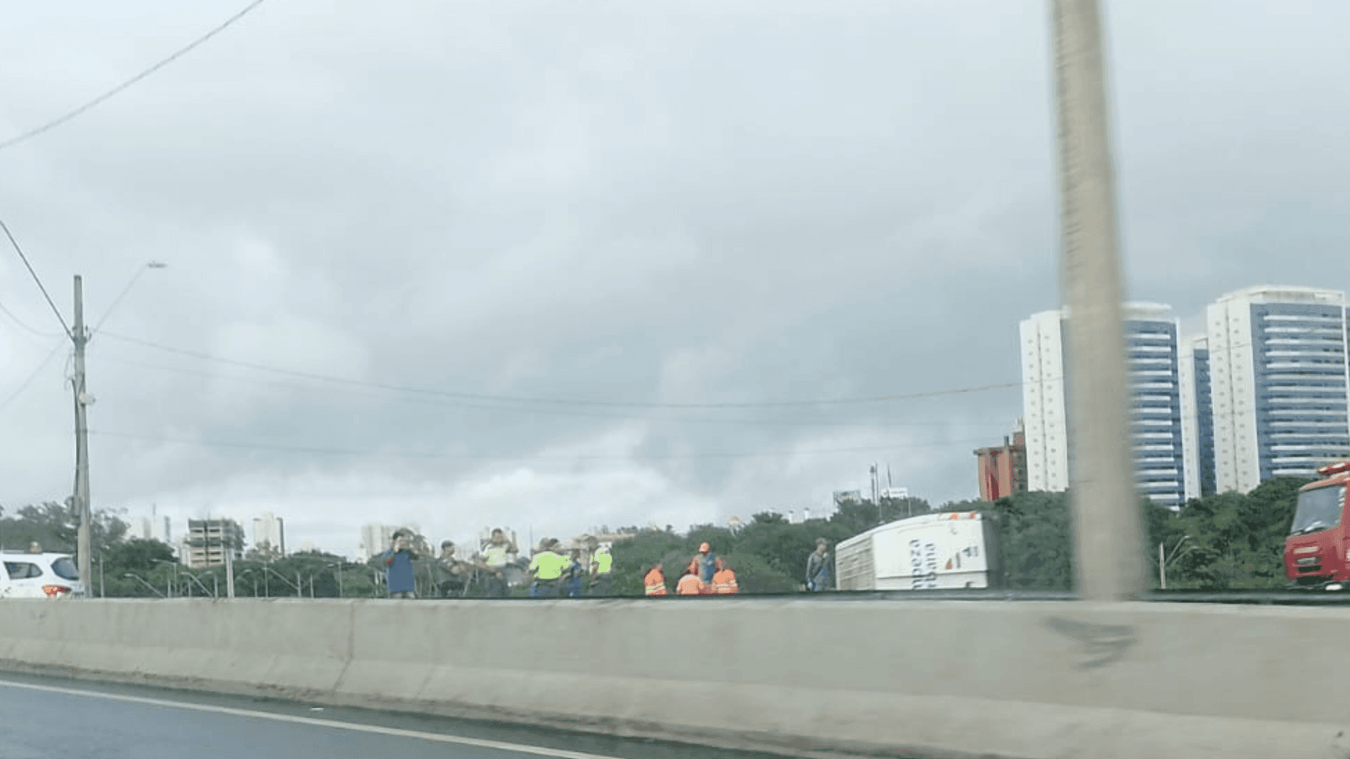 Quatro pessoas ficam feridas após van capotar em São José dos Campos