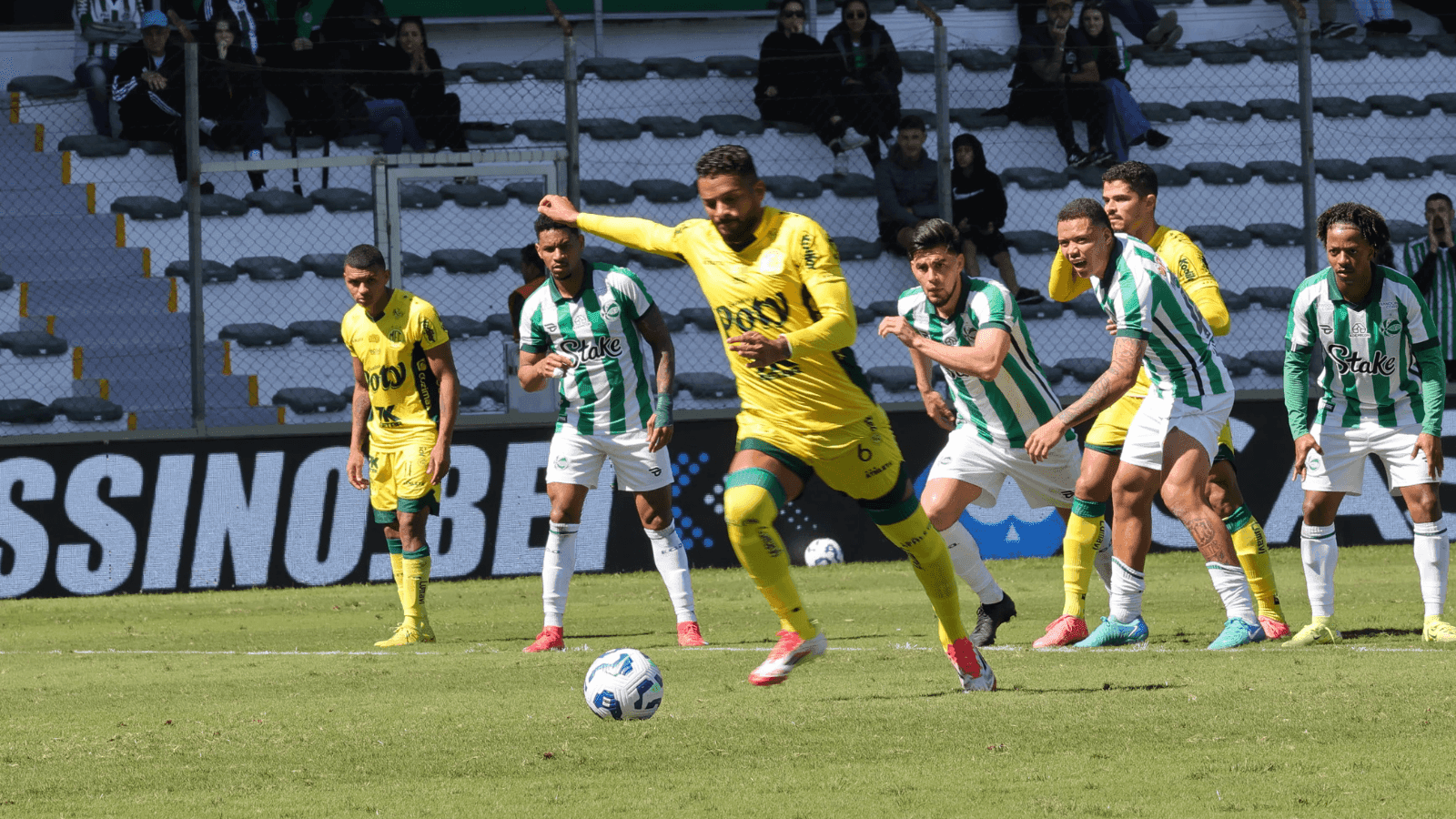 Reinaldo empatou com um gol polêmico de pênalti 