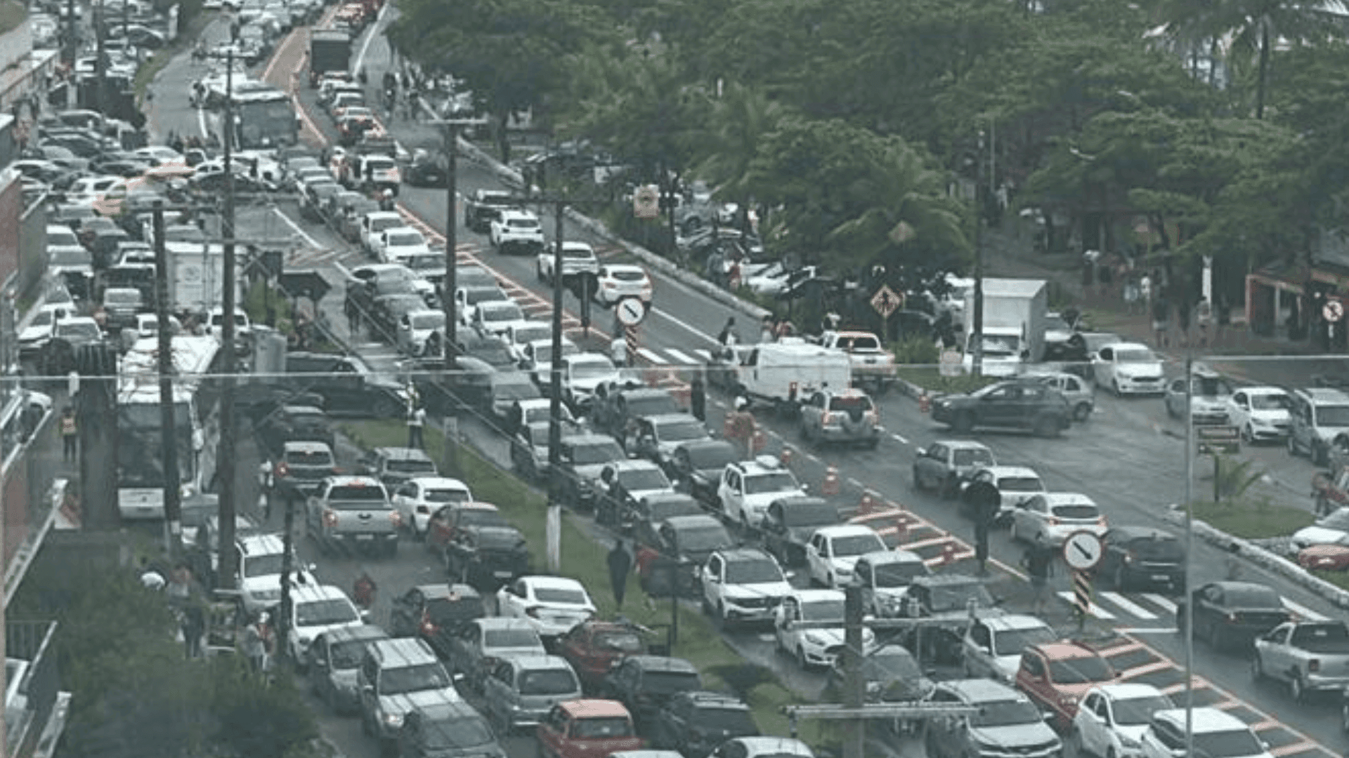 Vai para o Litoral Norte no Carnaval? Use apps para escapar do trânsito