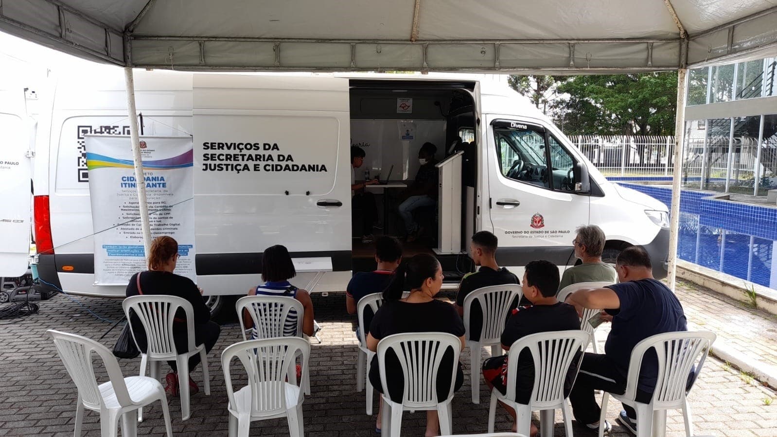 Moradores de Ubatuba recebem van com serviços de documentação gratuitos