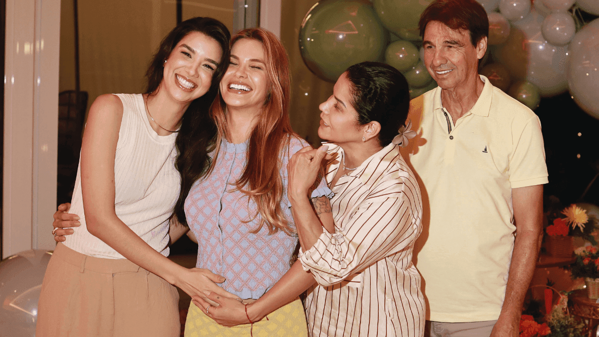 Andressa Suita ao lado dos pais e da irmã