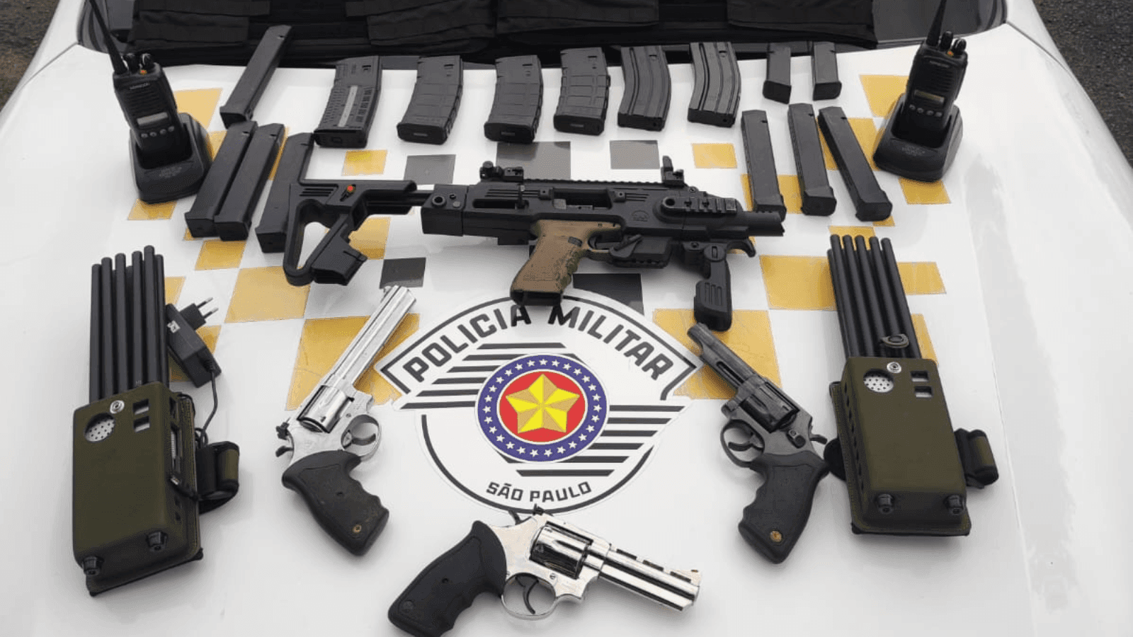 As armas estavam em um fundo falso no carro