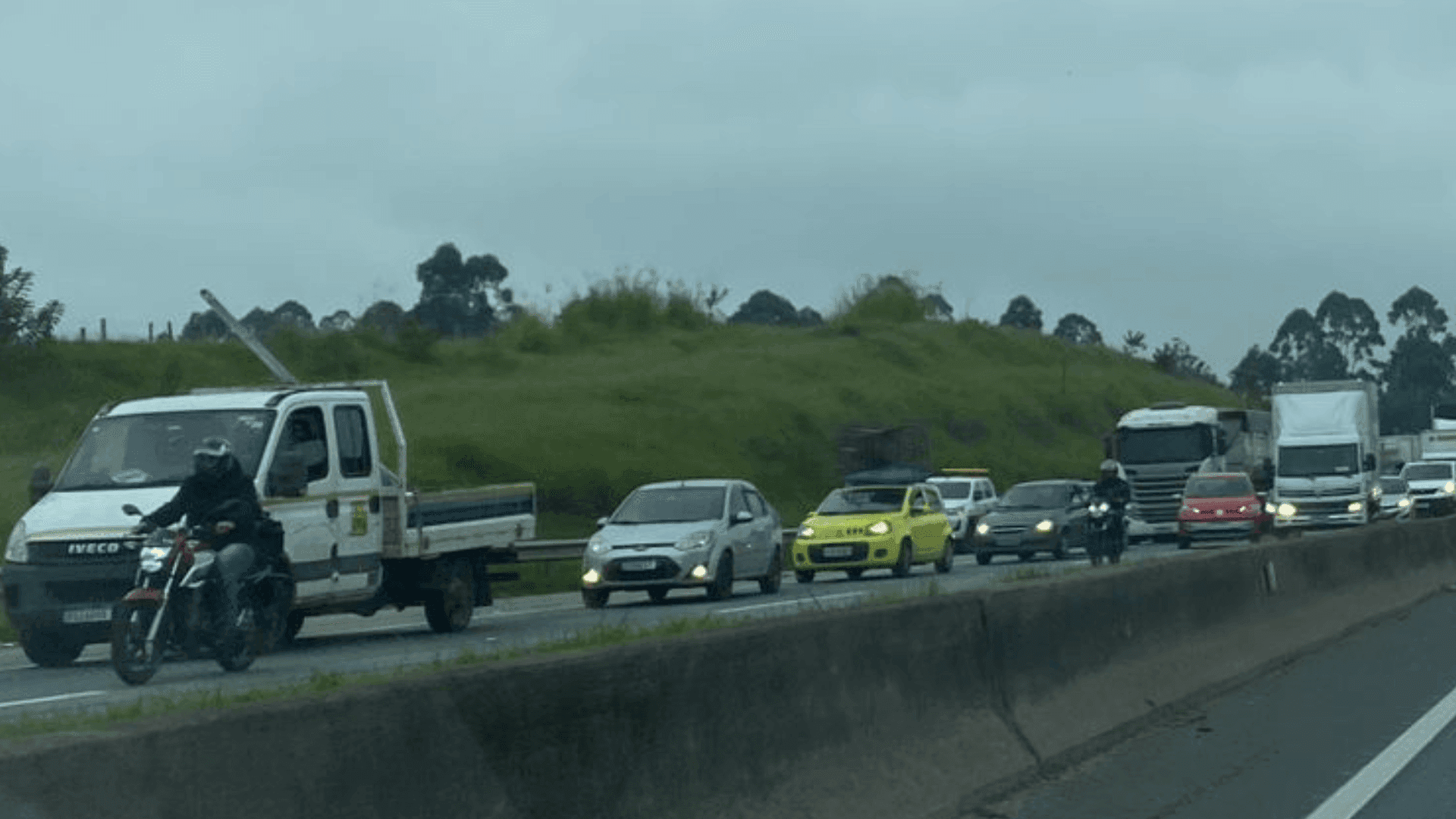 Caos na Dutra: acidente causa congestionamento e interdita faixa da via em Caçapava