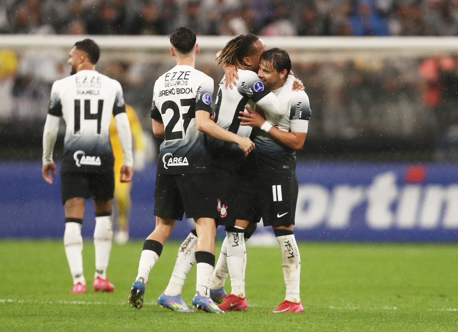Corinthians venceu em casa, mesmo com um a menos