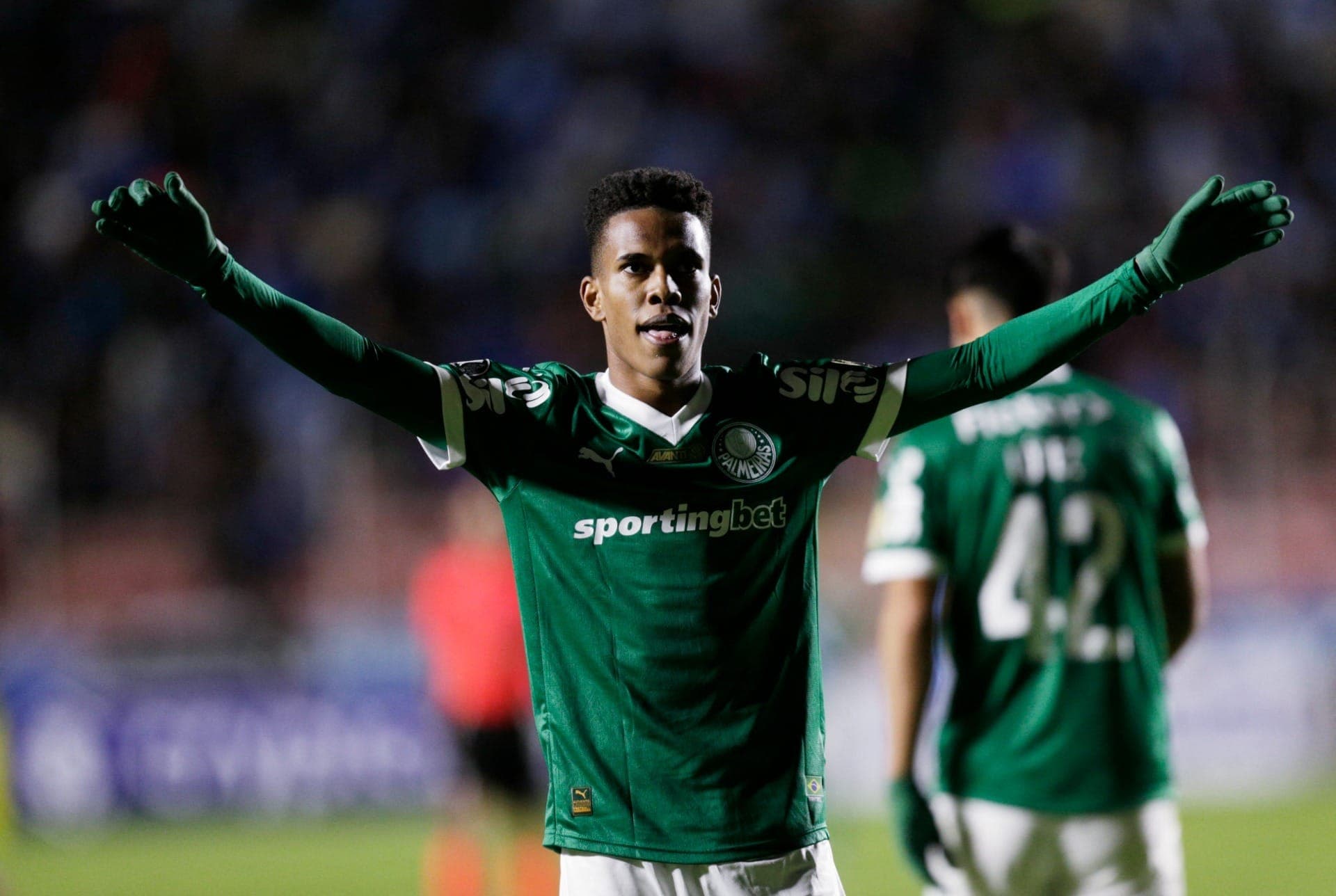 Estevão comemora gol do Palmeiras