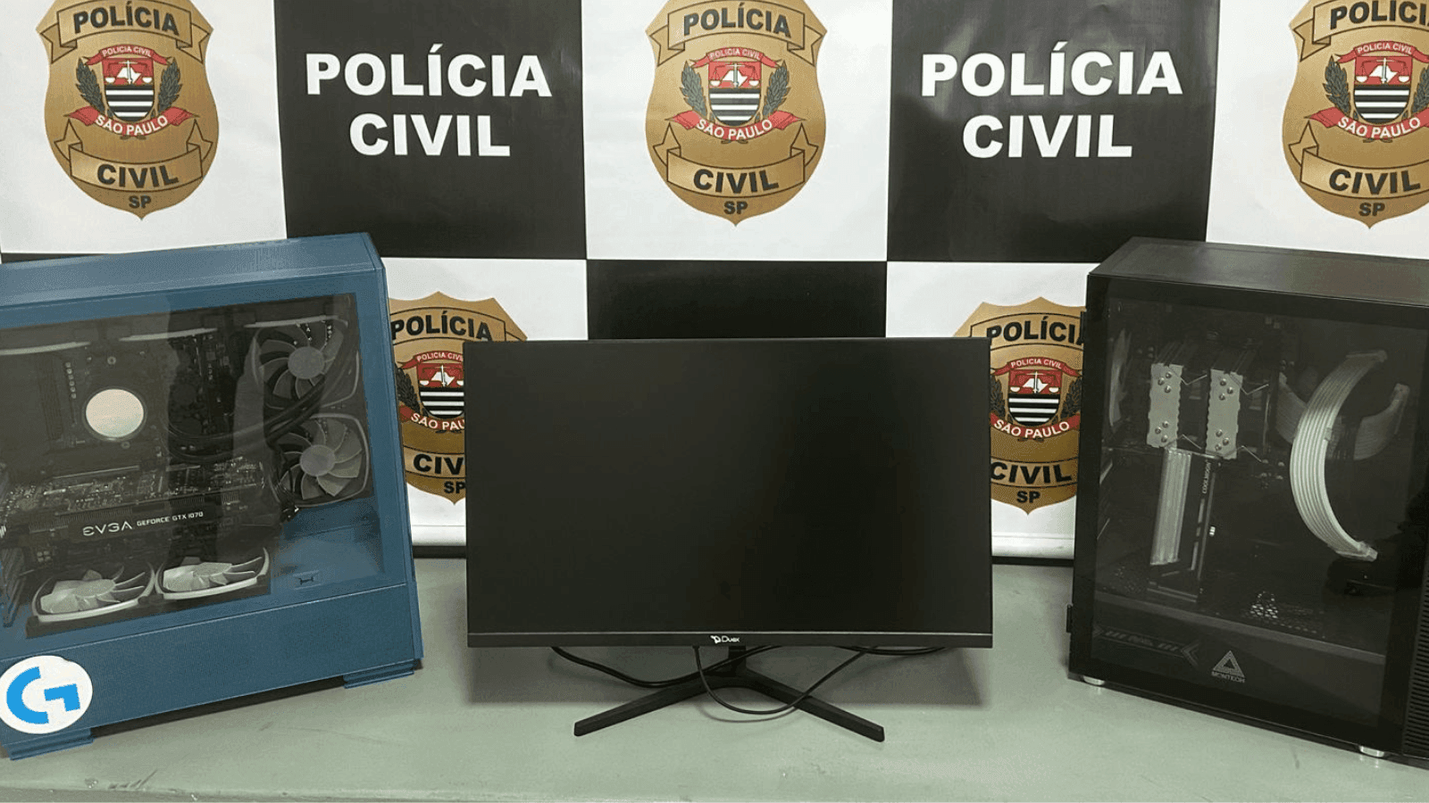 Foram apreendidos um monitor e dois computadores