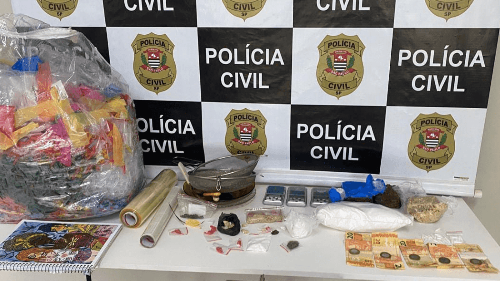 Também foram apreendidas embalagens para drogas