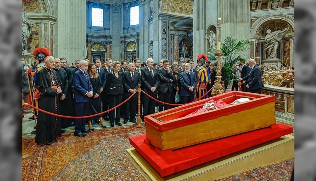 Lula faz homenagem ao papa 