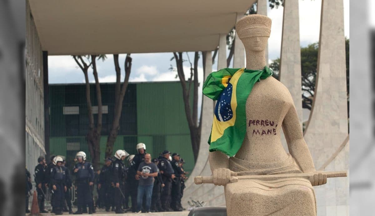 Pichação na estátua do STF
