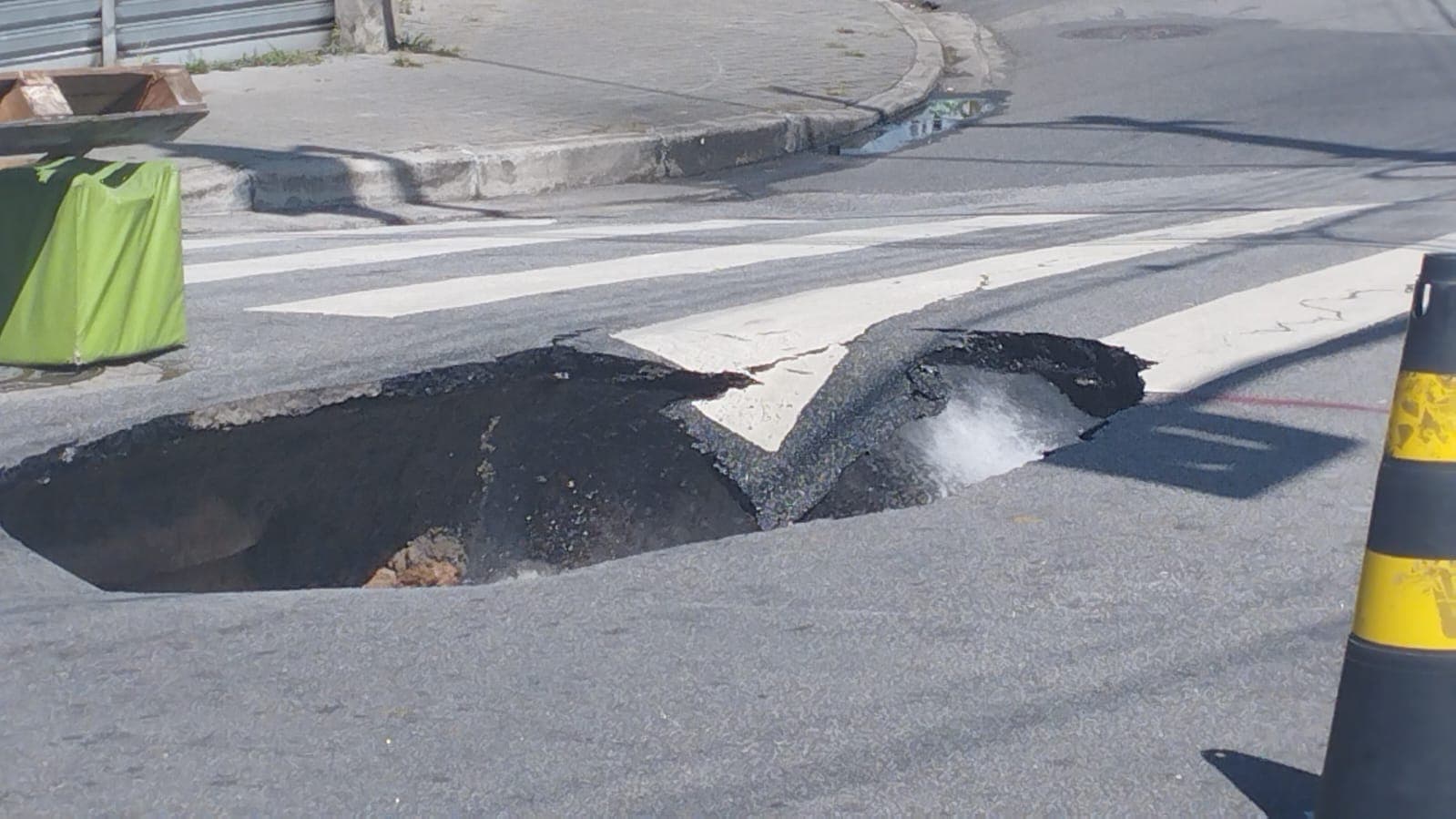 Buraco interdita rua em Taubaté