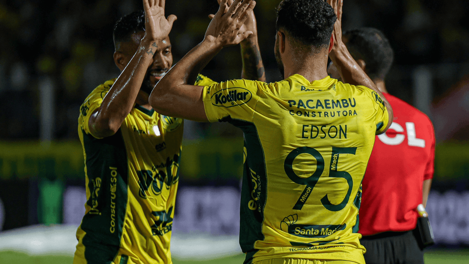 A partida terminou com o placar de 2 a 2