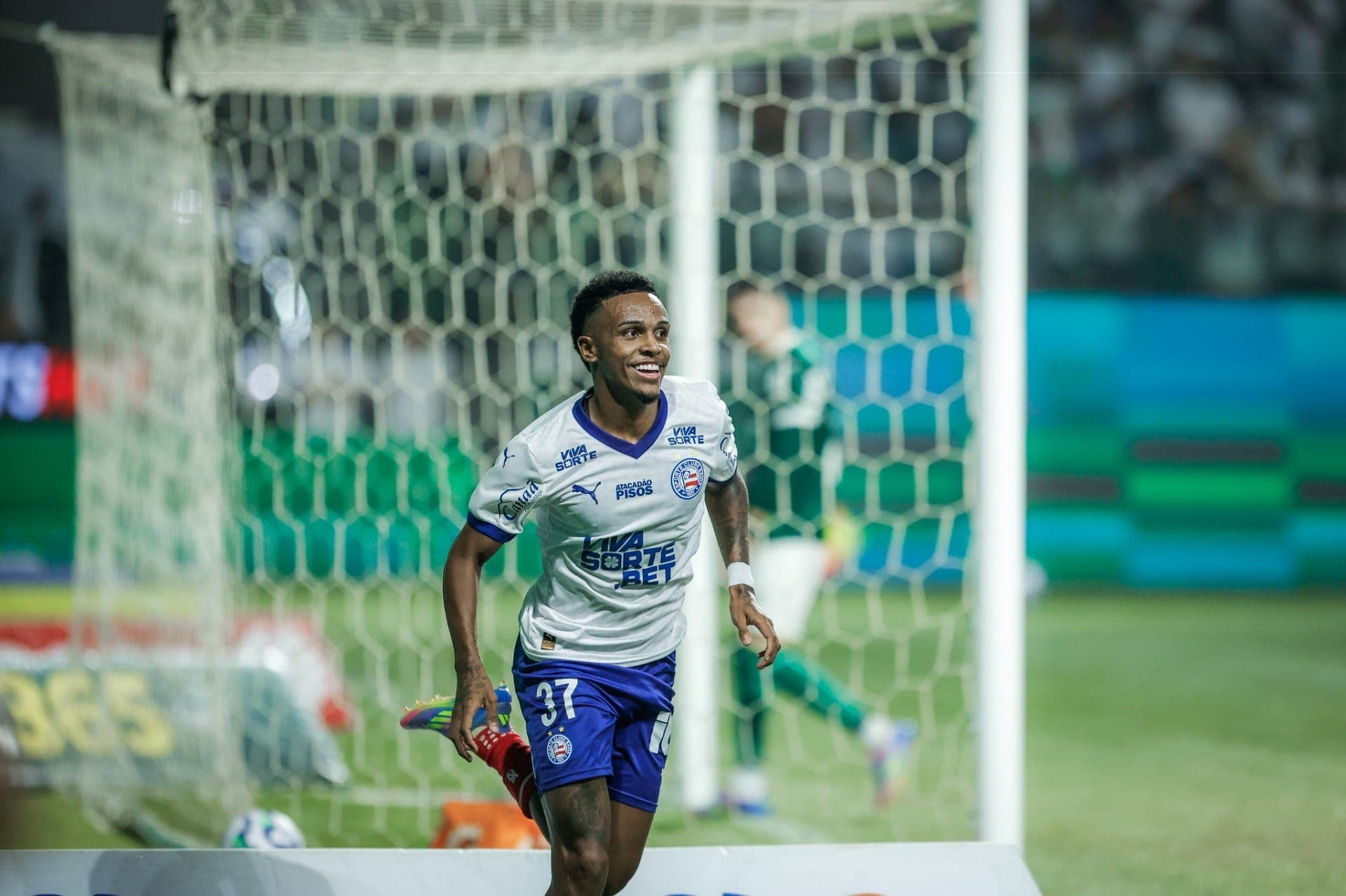 Kayky comemora gol do Bahia