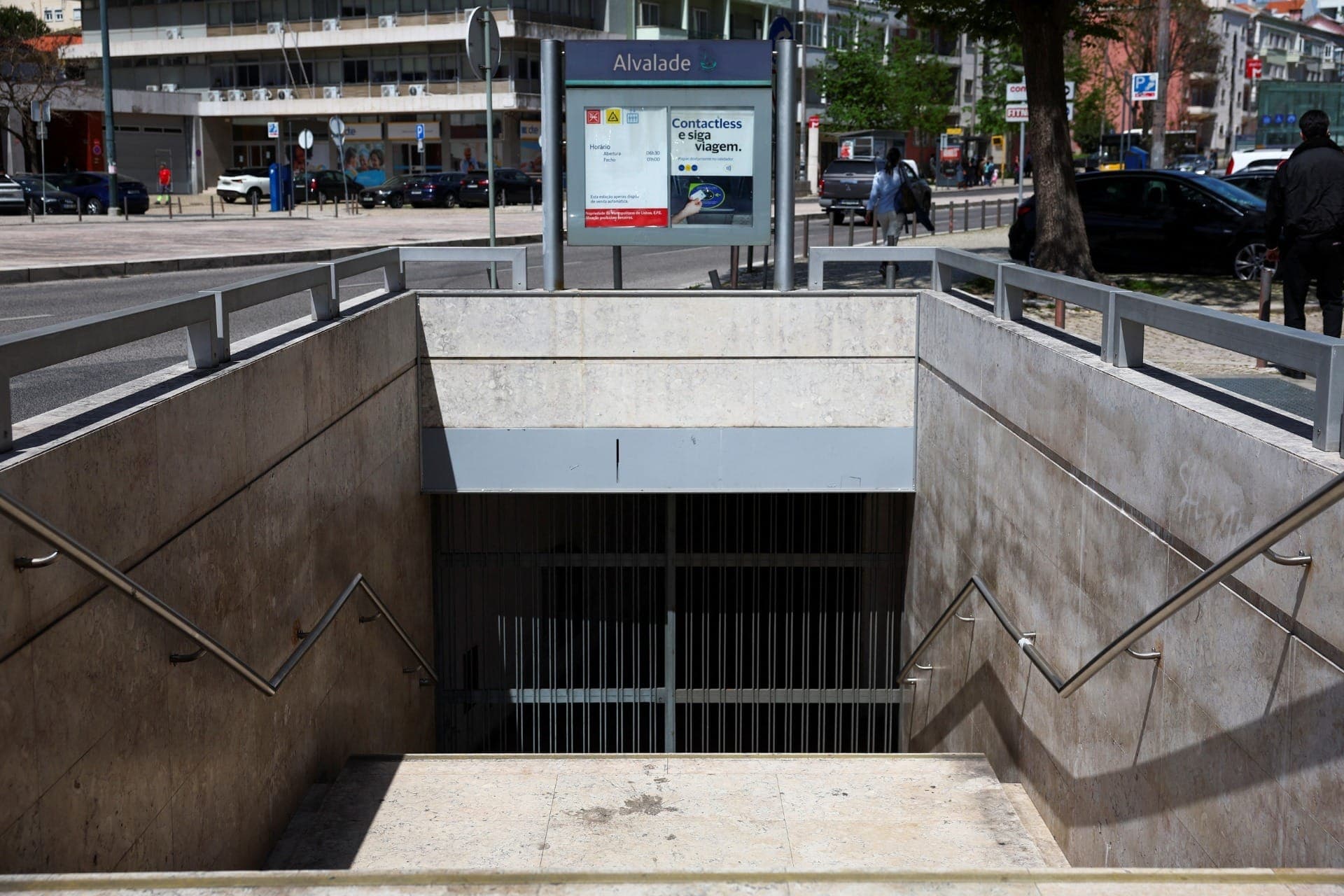 Estações de metrô foram fechadas em Portugal após queda de energia no país nesta segunda-feira (28)