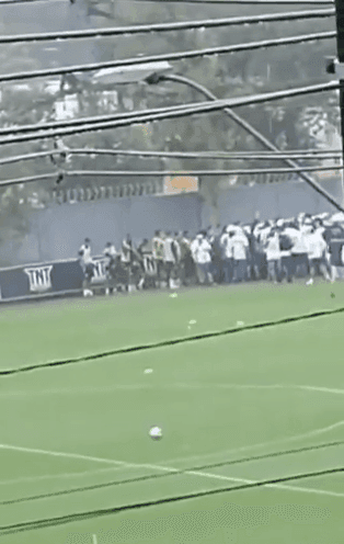 Organizada invade CT do Santos