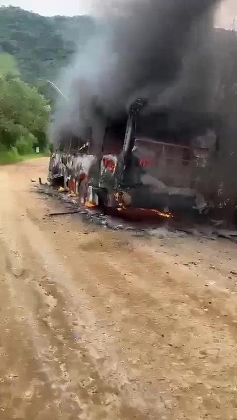 VEJA VÍDEO: Ônibus de Guaratinguetá pega fogo e fica destruído