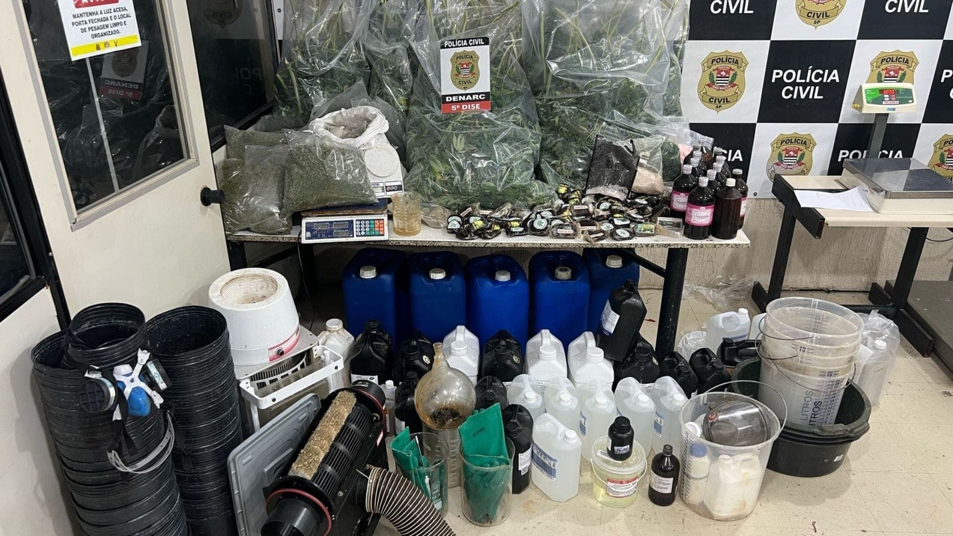 Policiais apreenderam 1,1 tonelada de droga