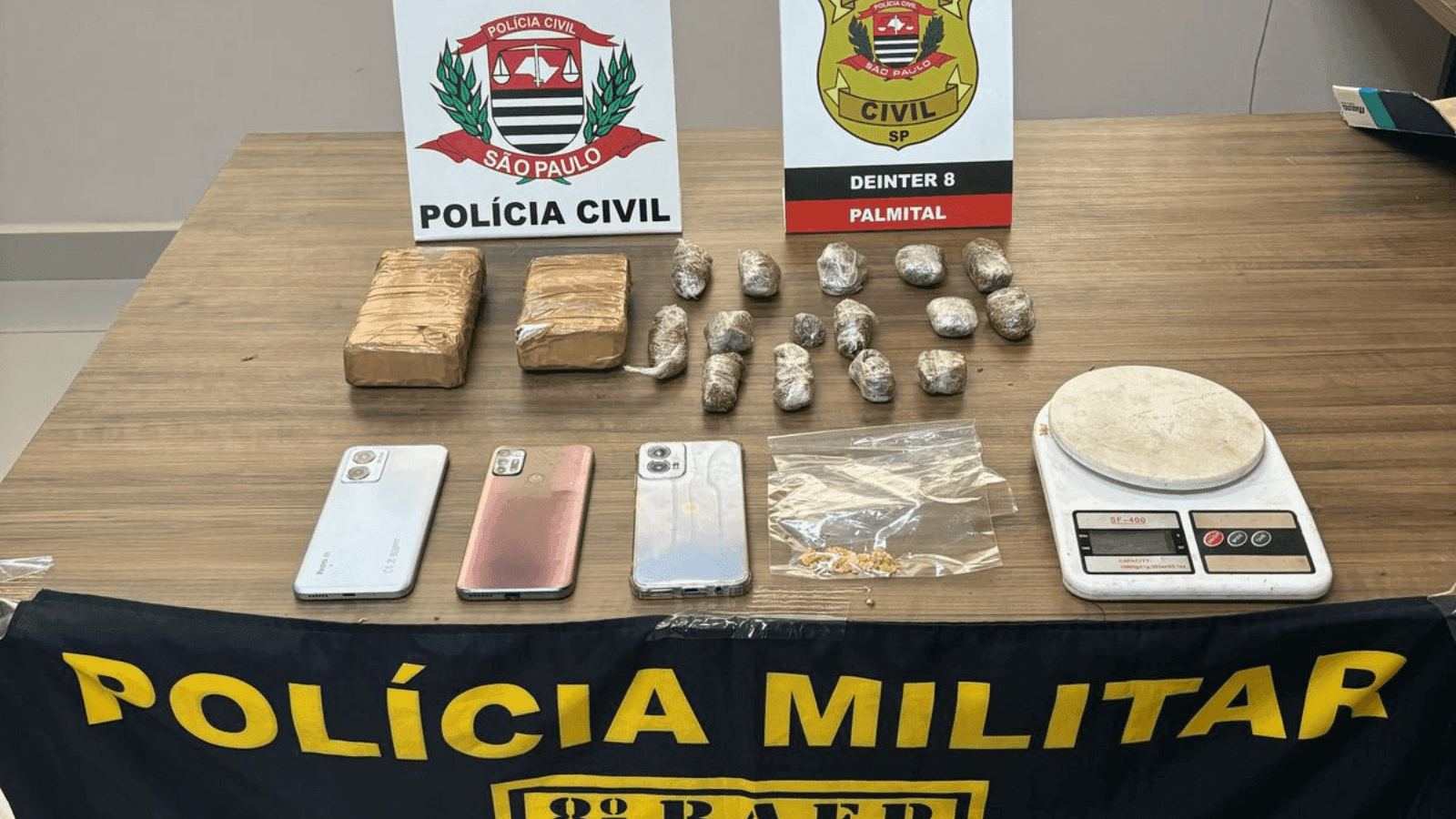 Foram apreendidos dinheiro e porções de drogas