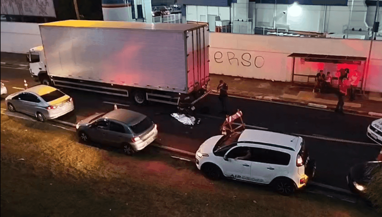 O motociclista morreu no local 