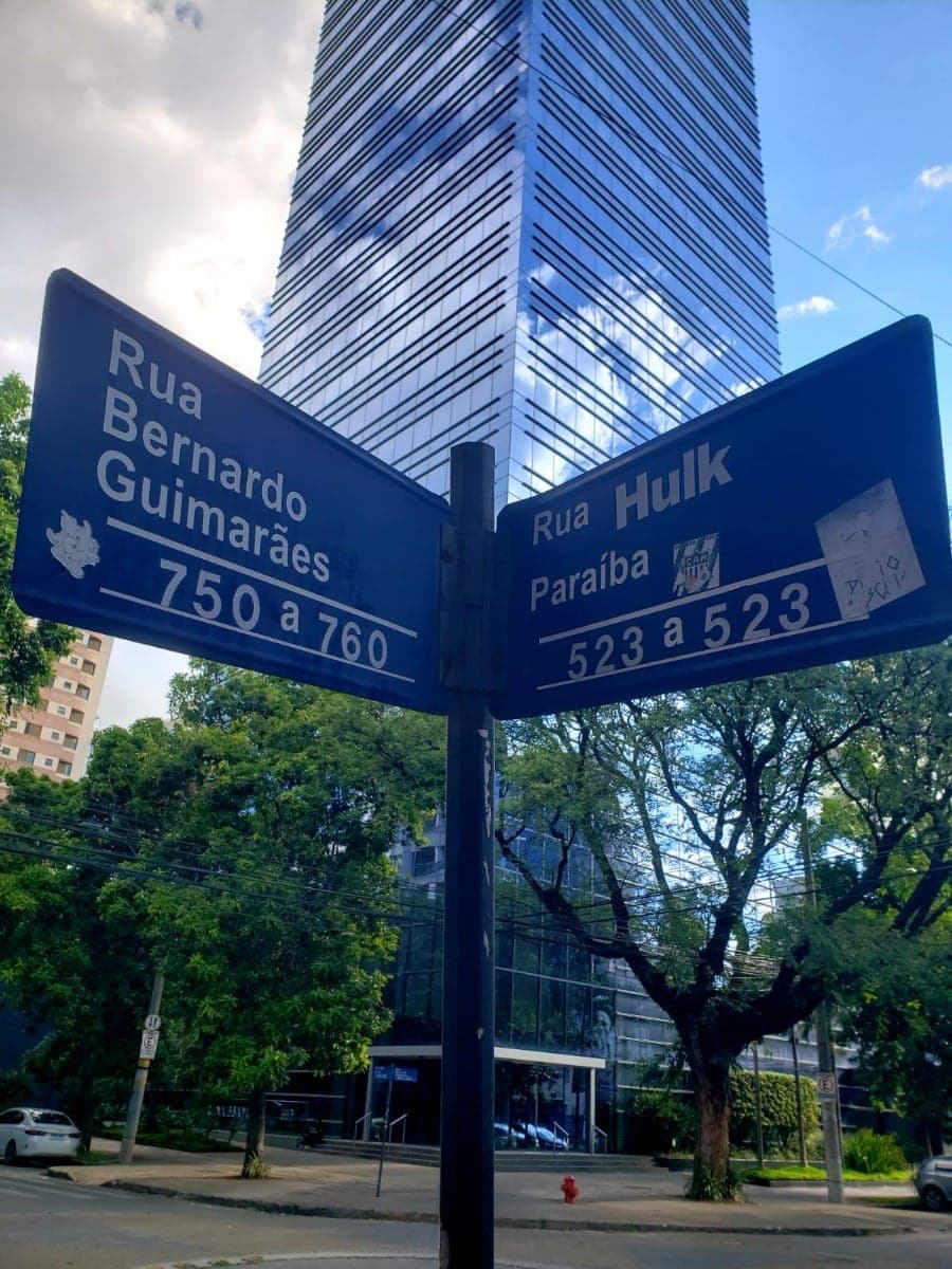 Torcedor "rebatiza" rua na Savassi