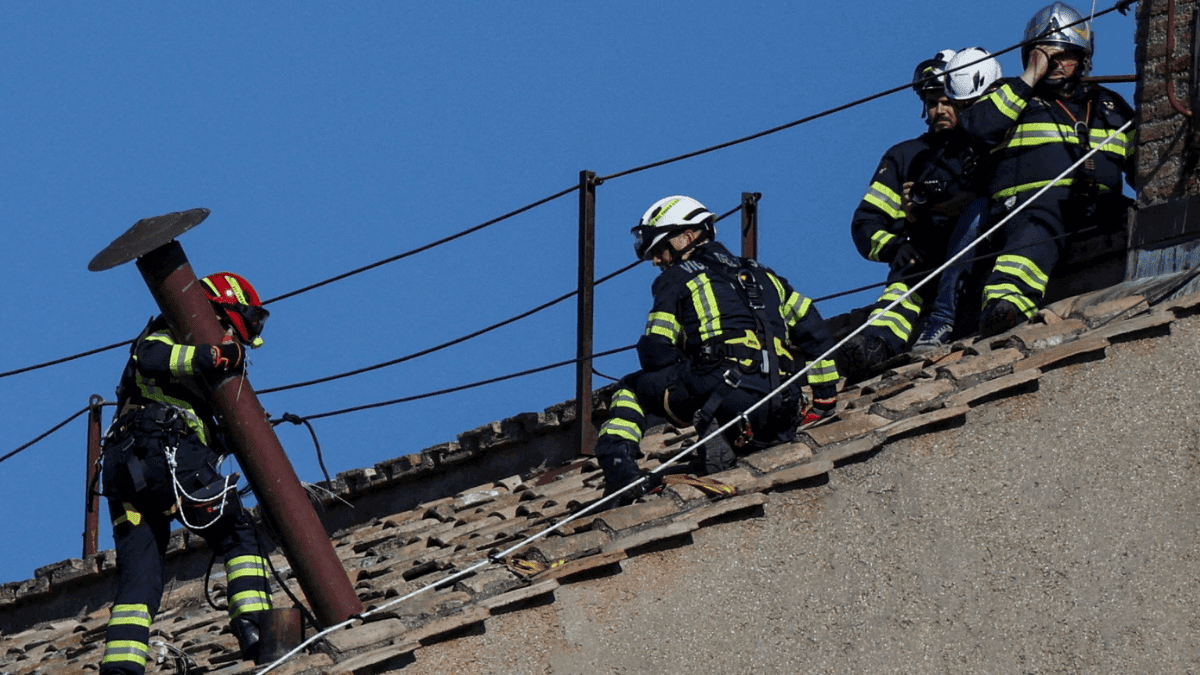 Bombeiros instalam chaminé na Capela Sistina