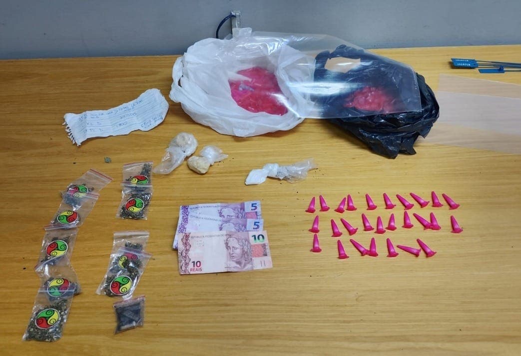 Jovem é preso por tráfico de drogas em Pindamonhangaba após denúncia anônima