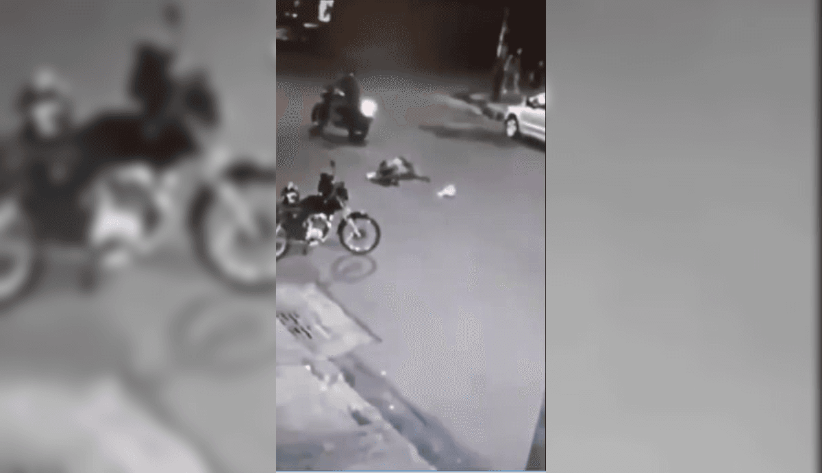 Motociclista atropela idoso
