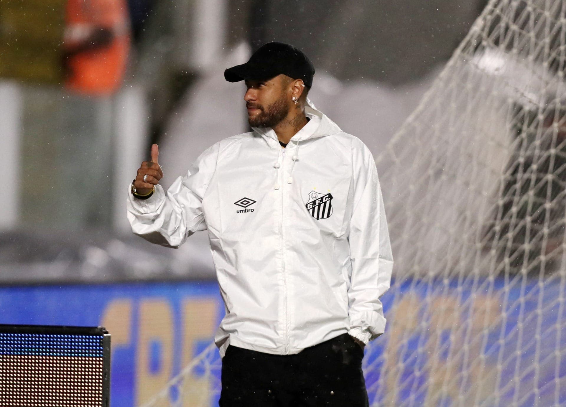 Neymar cumprimenta torcedores do Santos