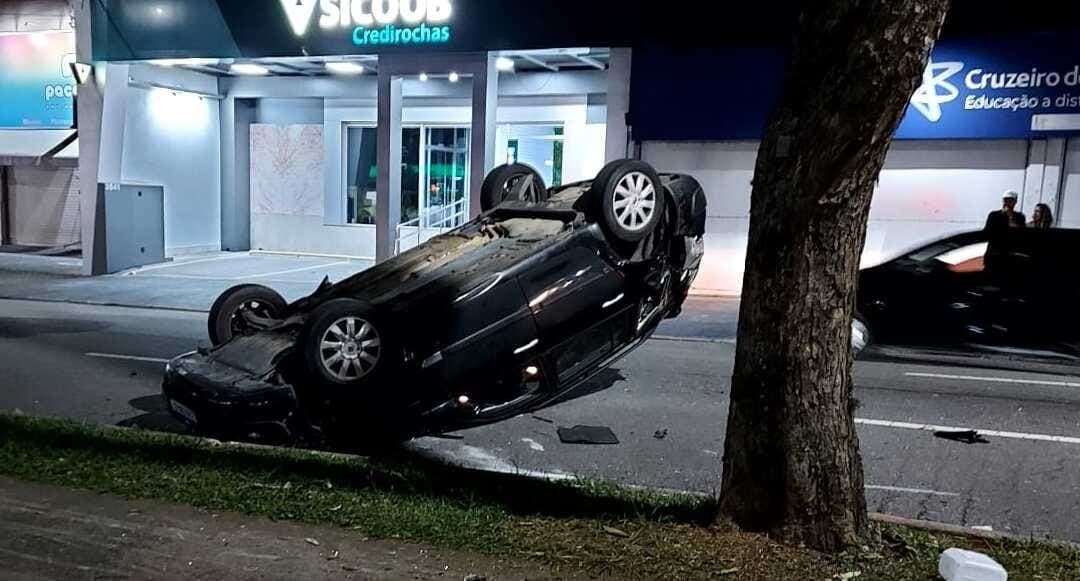 VÍDEO: Carro capota após colisão na avenida Andrômeda, em São José dos Campos