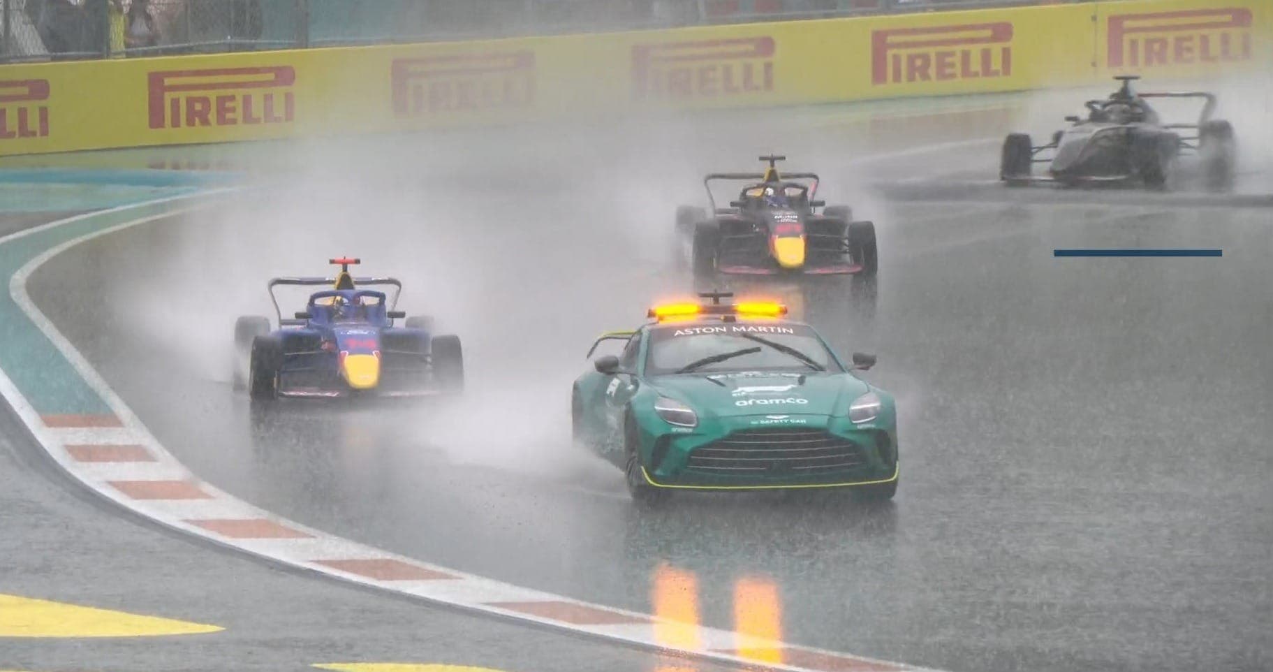 Pilotas chegaram a sair para a pista atrás do safety car