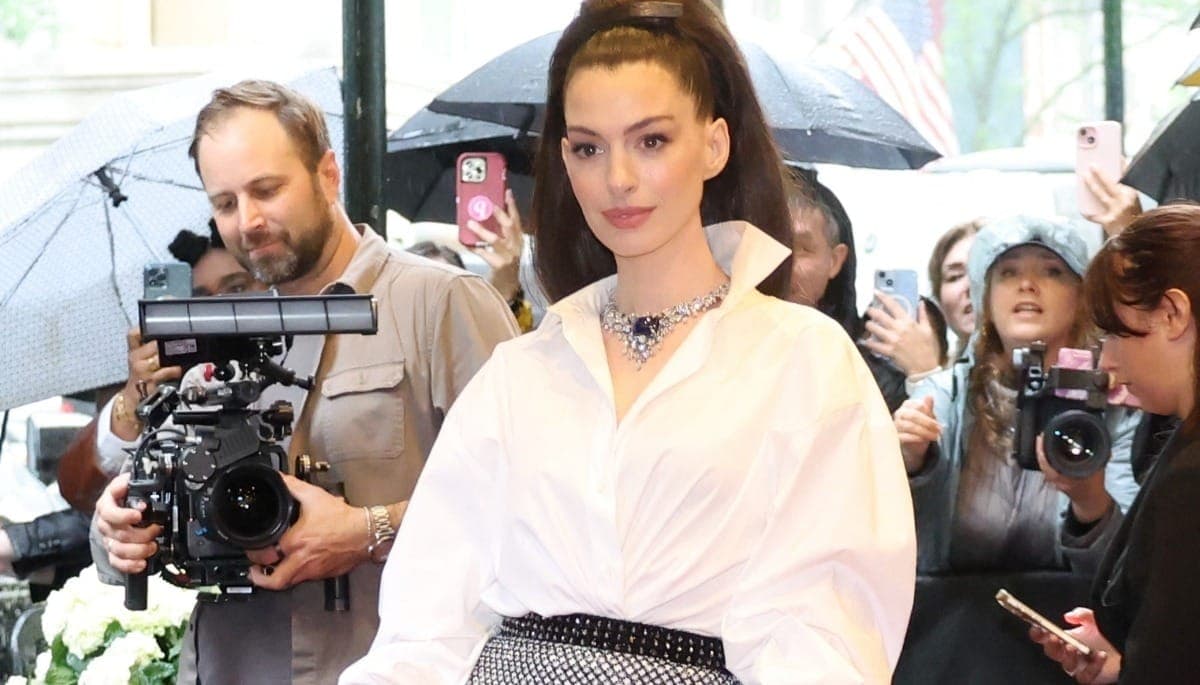 Anne Hathaway participa do Met Gala
