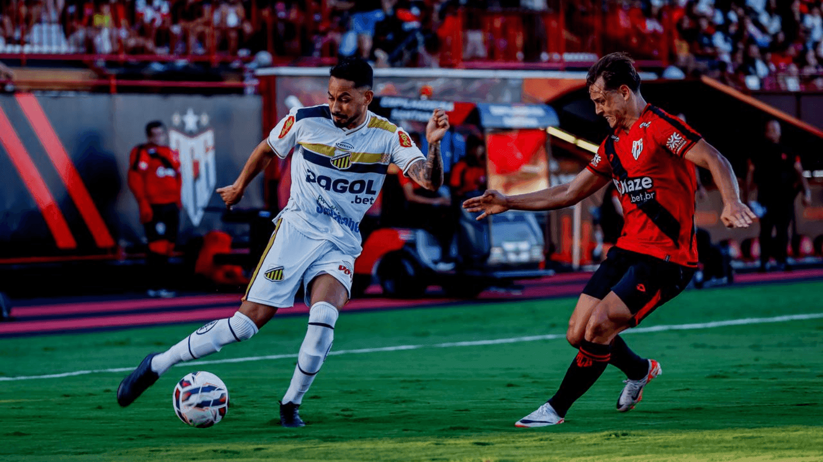O time goiano ainda teve um jogador expulso