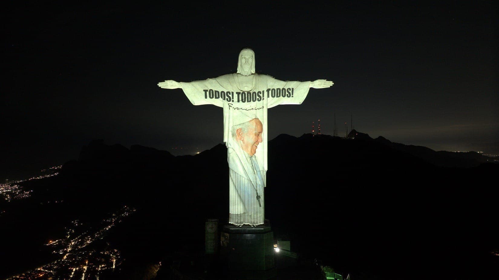 Projeção traz a frase "todos, todos, todos" popularizada pelo Papa Francisco durante a Jornada Mundial da Juventude de Lisboa em 2023
