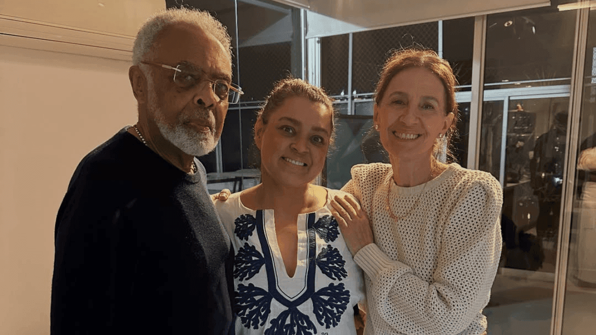 Preta Gil ao lado de Gilberto Gil e Flora Gil