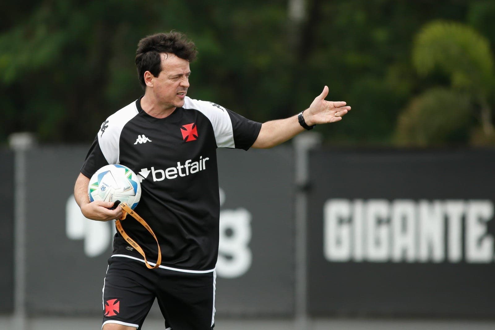 Diniz comanda treino no retorno ao Vasco