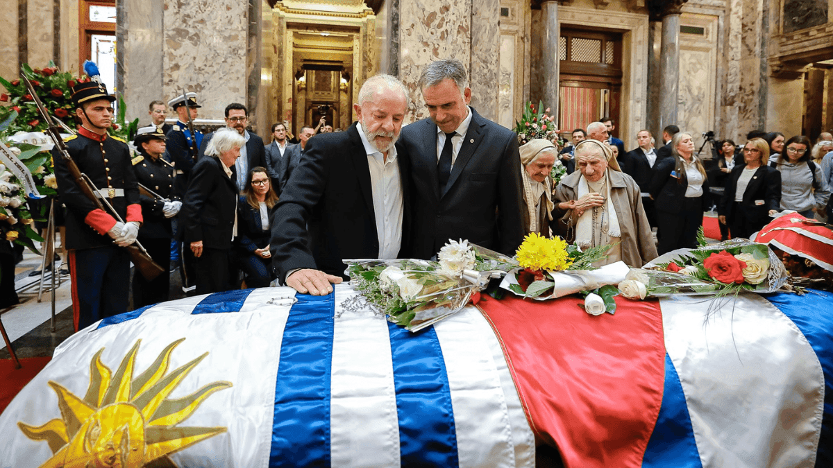 Lula se despede de Pepe Mujica no Uruguai