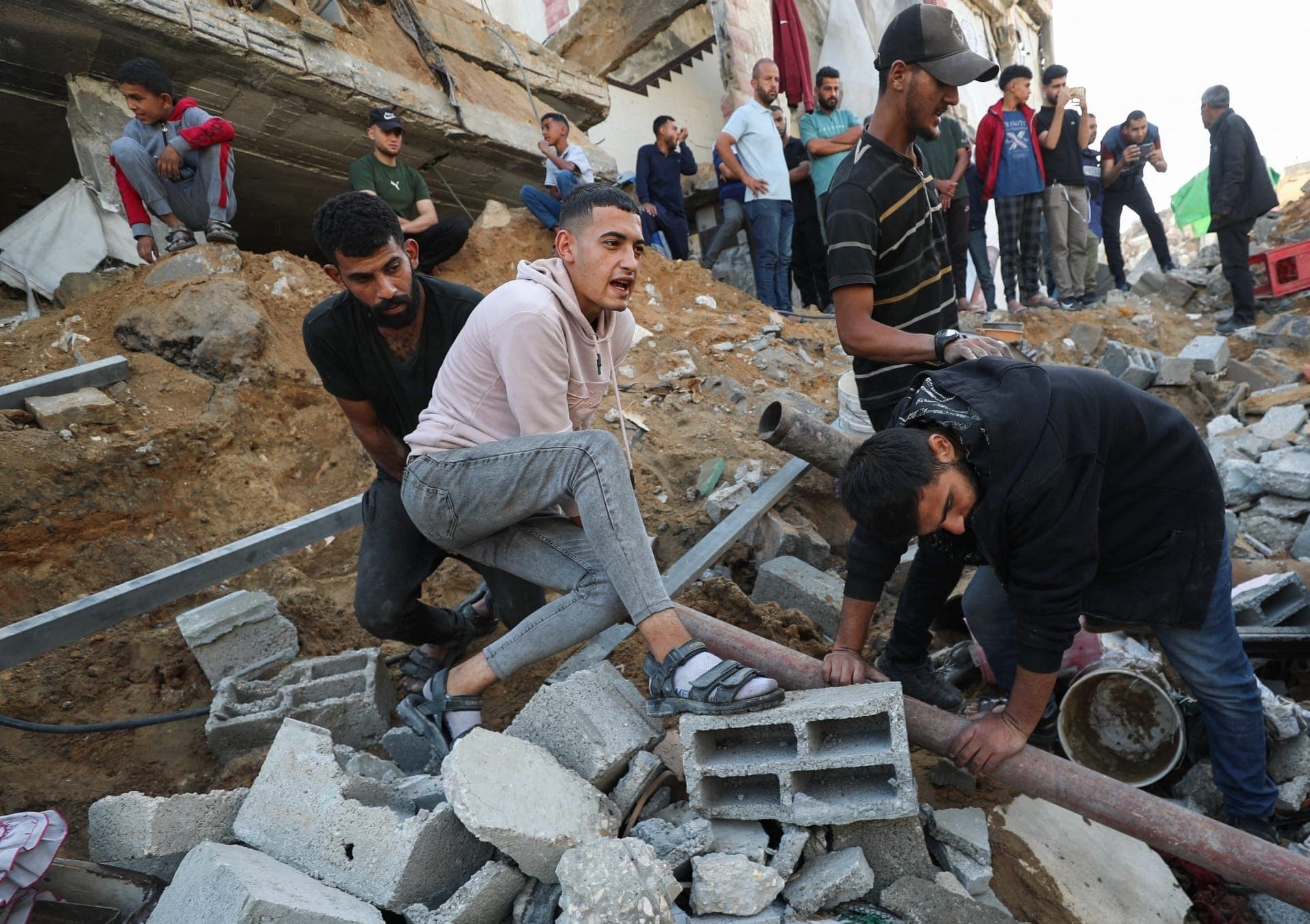 Bombardeios deixam mortos e feridos em Gaza
