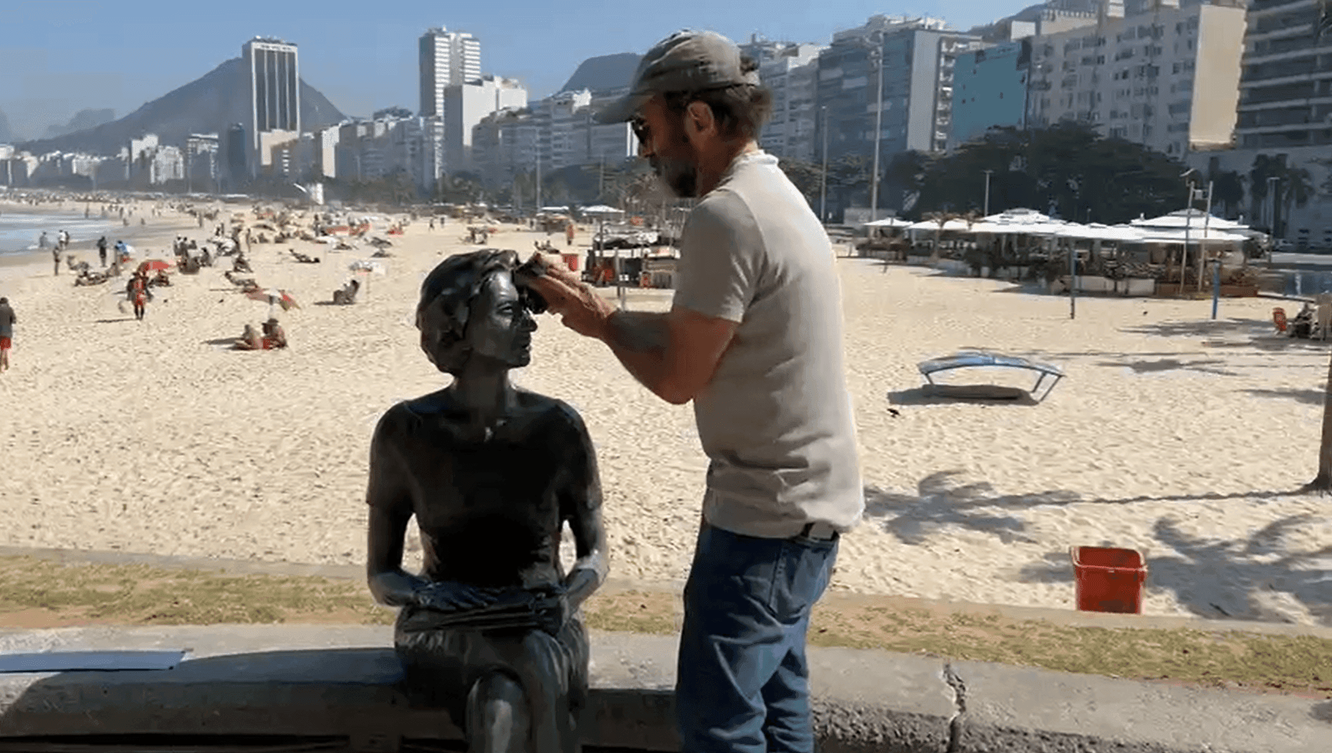 Estátua de Clarice Lispector