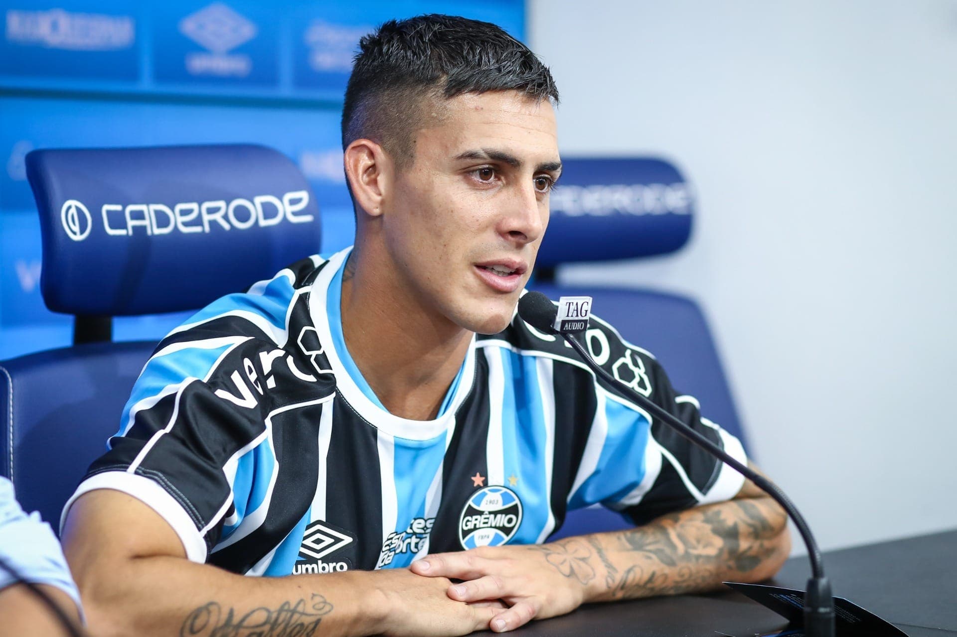 Jogador do Grêmio errou o cuspe no árbitro