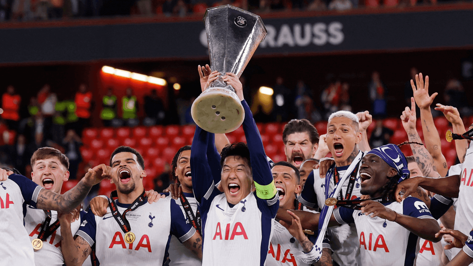 Son levantando a taça da Liga Europa 2024/25
